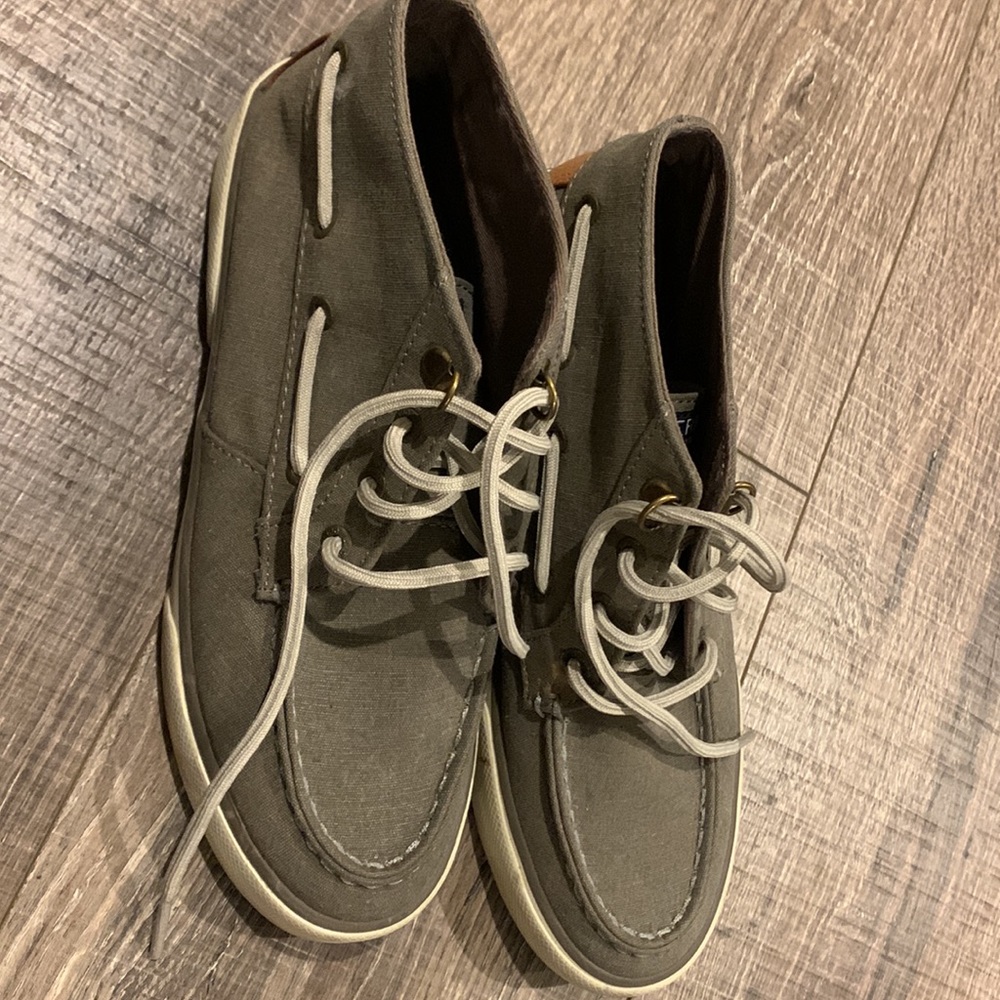 Sperry canvas high top size 7